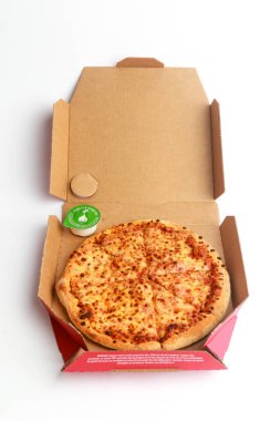 Londra, Birleşik Krallık, 5 Kasım 2024: Dominos 9 Margherita pizzası ve küçük bir barbekü sosu manzarası