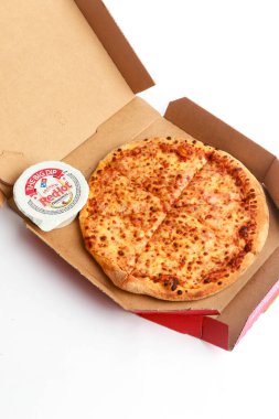 Londra, Birleşik Krallık, 5 Kasım 2024: Dominos Pizza 'nın Bal ve Hardal Daldırma manzarası