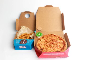 Londra, Birleşik Krallık, 5 Kasım 2024: Dominos Pizza 'nın Bal ve Hardal Daldırma manzarası