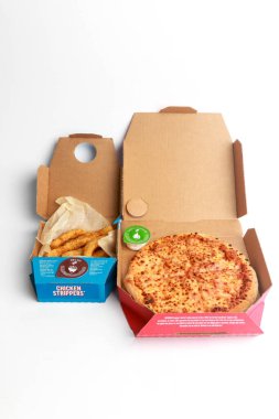 Londra, Birleşik Krallık, 5 Kasım 2024: Dominos Pizza 'nın Bal ve Hardal Daldırma manzarası