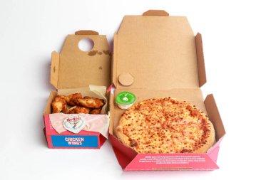 Londra, Birleşik Krallık, 5 Kasım 2024: Dominos Pizza 'nın Bal ve Hardal Daldırma manzarası