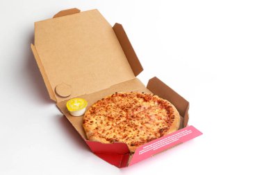 Londra, Birleşik Krallık, 5 Kasım 2024: Dominos Pizza 'nın Bal ve Hardal Daldırma manzarası