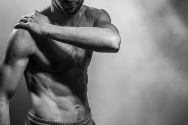 Karın kasları ve göğsü iyi tanımlanmış genç bir erkek cesedi. Gömleksiz gövdeli bir model. Vücut bakımı, erkek sağlığı, fitness, gençlik, erkeklik, sağlık, kilo kaybı, vücut geliştirme 