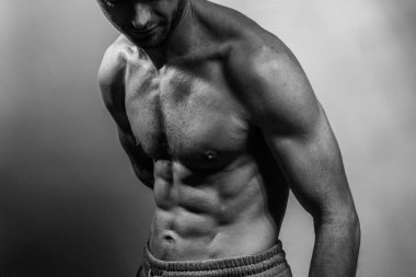 Karın kasları ve göğsü iyi tanımlanmış genç bir erkek cesedi. Gömleksiz gövdeli bir model. Vücut bakımı, erkek sağlığı, fitness, gençlik, erkeklik, sağlık, kilo kaybı, vücut geliştirme 