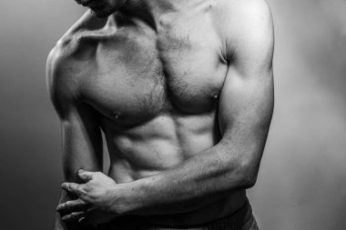 Karın kasları ve göğsü iyi tanımlanmış genç bir erkek cesedi. Gömleksiz gövdeli bir model. Vücut bakımı, erkek sağlığı, fitness, gençlik, erkeklik, sağlık, kilo kaybı, vücut geliştirme 