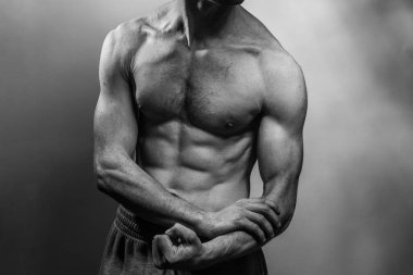 Karın kasları ve göğsü iyi tanımlanmış genç bir erkek cesedi. Gömleksiz gövdeli bir model. Vücut bakımı, erkek sağlığı, fitness, gençlik, erkeklik, sağlık, kilo kaybı, vücut geliştirme 