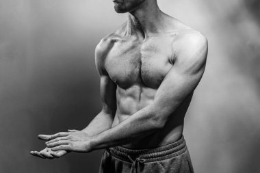 Karın kasları ve göğsü iyi tanımlanmış genç bir erkek cesedi. Gömleksiz gövdeli bir model. Vücut bakımı, erkek sağlığı, fitness, gençlik, erkeklik, sağlık, kilo kaybı, vücut geliştirme 