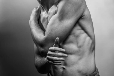 Karın kasları ve göğsü iyi tanımlanmış genç bir erkek cesedi. Gömleksiz gövdeli bir model. Vücut bakımı, erkek sağlığı, fitness, gençlik, erkeklik, sağlık, kilo kaybı, vücut geliştirme 