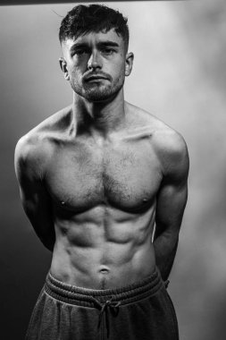 Karın kasları ve göğsü iyi tanımlanmış genç bir erkek cesedi. Gömleksiz gövdeli bir model. Vücut bakımı, erkek sağlığı, fitness, gençlik, erkeklik, sağlık, kilo kaybı, vücut geliştirme 