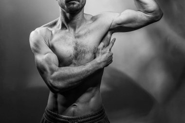 Karın kasları ve göğsü iyi tanımlanmış genç bir erkek cesedi. Gömleksiz gövdeli bir model. Vücut bakımı, erkek sağlığı, fitness, gençlik, erkeklik, sağlık, kilo kaybı, vücut geliştirme 