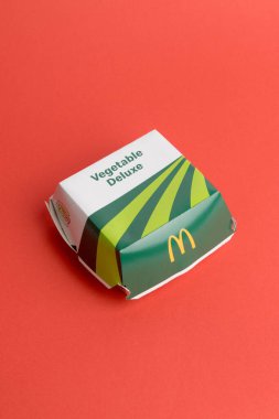 Londra, Birleşik Krallık, 12 Kasım 2024: - McDonalds Sebze Delüks Kutusu manzarası, kırmızı arka planda