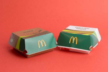 Londra, Birleşik Krallık, 12 Kasım 2024: - McDonalds Sebze Deluxe ve McPlant manzarası,