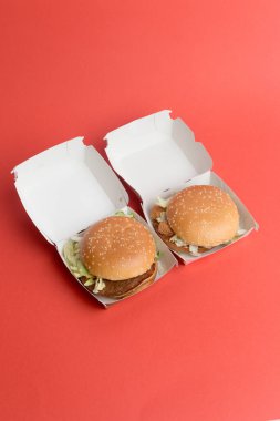 Londra, Birleşik Krallık, 12 Kasım 2024: - McDonalds Sebze Deluxe ve McPlant manzarası,