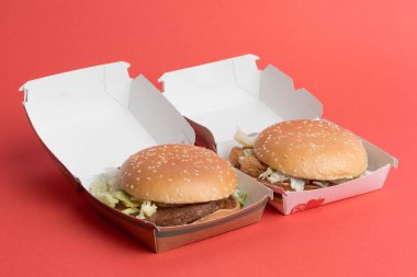 Londra, Birleşik Krallık, 12 Kasım 2024: - McDonalds Sebze Deluxe ve McPlant manzarası,