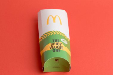 Londra, Birleşik Krallık, 12 Kasım 2024: - McDonalds 'ın bir görüntüsü Baharatlı Sebze Bir Paketi,