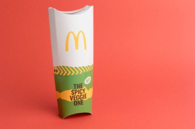 Londra, Birleşik Krallık, 12 Kasım 2024: - McDonalds 'ın bir görüntüsü Baharatlı Sebze Bir Paketi,