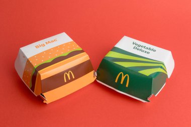 Londra, Birleşik Krallık, 12 Kasım 2024 McDonalds Big Mac ve Sebze Deluxe manzarası