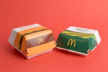 Londra, Birleşik Krallık, 12 Kasım 2024 McDonalds Big Mac ve Sebze Deluxe manzarası