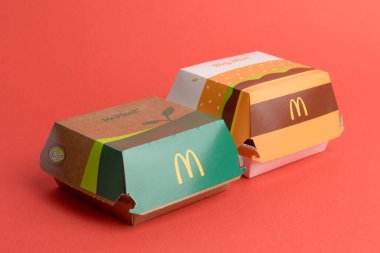 Londra, Birleşik Krallık, 12 Kasım 2024: - McDonalds Big Mac ve McPlant manzarası,