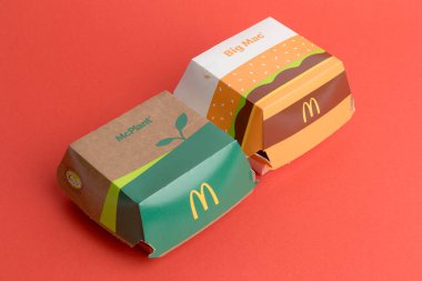 Londra, Birleşik Krallık, 12 Kasım 2024: - McDonalds Big Mac ve McPlant manzarası,