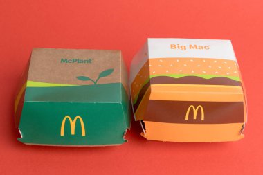 Londra, Birleşik Krallık, 12 Kasım 2024: - McDonalds Big Mac ve McPlant manzarası,
