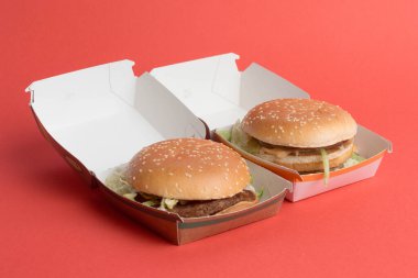 Londra, Birleşik Krallık, 12 Kasım 2024: - McDonalds Big Mac ve McPlant manzarası,