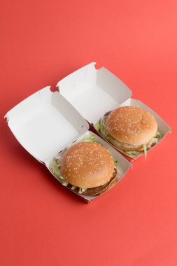 Londra, Birleşik Krallık, 12 Kasım 2024: - McDonalds Big Mac ve McPlant manzarası,