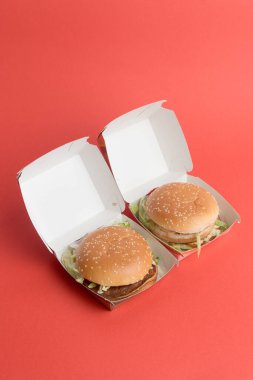 Londra, Birleşik Krallık, 12 Kasım 2024: - McDonalds Big Mac ve McPlant manzarası,