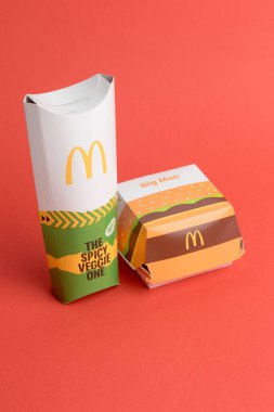 Londra, Birleşik Krallık, 12 Kasım 2024: - McDonalds Big Mac ve Baharatlı Sebze Bir 'in görüntüsü,