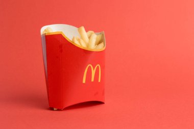 Londra, Birleşik Krallık, 12 Kasım 2024: - McDonalds Medium Fries 'ın bir görüntüsü,