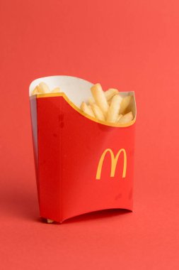 Londra, Birleşik Krallık, 12 Kasım 2024: - McDonalds Medium Fries 'ın bir görüntüsü,