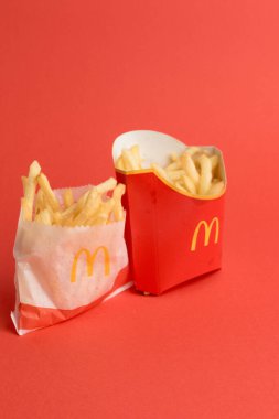 Londra, Birleşik Krallık, 12 Kasım 2024: - McDonalds Büyük, Orta ve Küçük Kızartma manzarası,