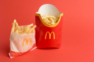 Londra, Birleşik Krallık, 12 Kasım 2024: - McDonalds Büyük ve Küçük Kızartma manzarası,