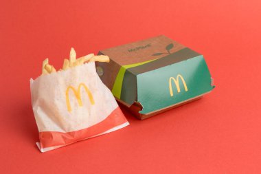 Londra, Birleşik Krallık, 12 Kasım 2024: - McDonalds McPlant ve Small Fries manzarası,