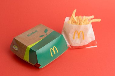 Londra, Birleşik Krallık, 12 Kasım 2024: - McDonalds McPlant ve Small Fries manzarası,