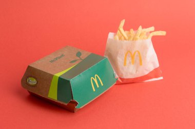 Londra, Birleşik Krallık, 12 Kasım 2024: - McDonalds McPlant ve Small Fries manzarası,