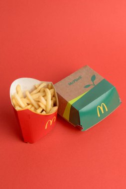 Londra, Birleşik Krallık, 12 Kasım 2024: - McDonalds McPlant ve Medium Fries manzarası,