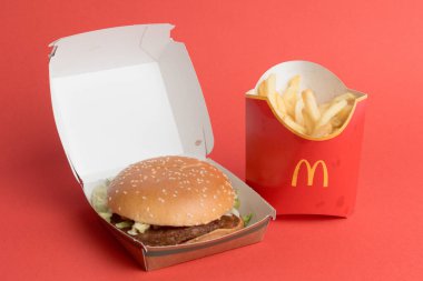 Londra, Birleşik Krallık, 12 Kasım 2024: - McDonalds McPlant ve Medium Fries manzarası,