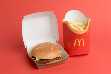 Londra, Birleşik Krallık, 12 Kasım 2024: - McDonalds McPlant ve Büyük Patates manzarası,