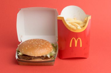 Londra, Birleşik Krallık, 12 Kasım 2024: - McDonalds McPlant ve Büyük Patates manzarası,