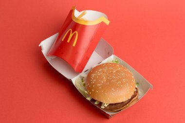 Londra, Birleşik Krallık, 12 Kasım 2024: - McDonalds McPlant ve Büyük Patates manzarası,