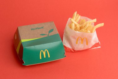 Londra, Birleşik Krallık, 12 Kasım 2024: - McDonalds McPlant ve Small Fries manzarası,