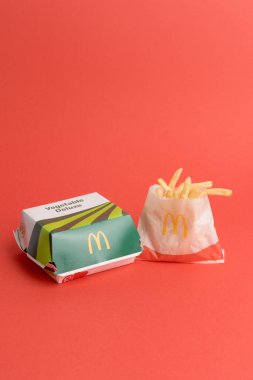 Londra, Birleşik Krallık, 12 Kasım 2024: - McDonalds Sebze Delüks ve Küçük Kızartma manzarası,