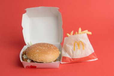 Londra, Birleşik Krallık, 12 Kasım 2024: - McDonalds Sebze Delüks ve Küçük Kızartma manzarası,