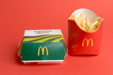 Londra, Birleşik Krallık, 12 Kasım 2024: - McDonalds Sebze Delüks ve Orta boy Kızartma manzarası,