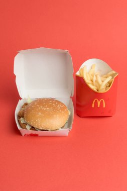 Londra, Birleşik Krallık, 12 Kasım 2024: - McDonalds Sebze Delüks ve Orta boy Kızartma manzarası,