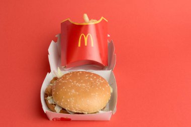 Londra, Birleşik Krallık, 12 Kasım 2024: - McDonalds Sebze Delüks ve Orta boy Kızartma manzarası,
