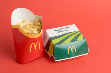 Londra, Birleşik Krallık, 12 Kasım 2024: - McDonalds Sebze Delüks ve Büyük Kızartma manzarası,