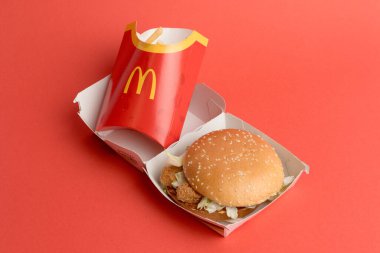 Londra, Birleşik Krallık, 12 Kasım 2024: - McDonalds Sebze Delüks ve Büyük Kızartma manzarası,