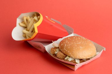 Londra, Birleşik Krallık, 12 Kasım 2024: - McDonalds Sebze Delüks ve Büyük Kızartma manzarası,
